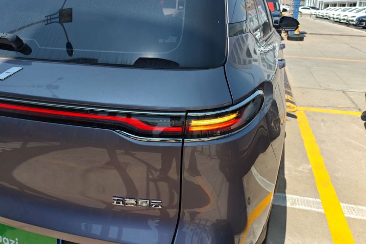 五菱汽车 五菱星云 2023款 2.0L DHT 旗舰版车身外观9