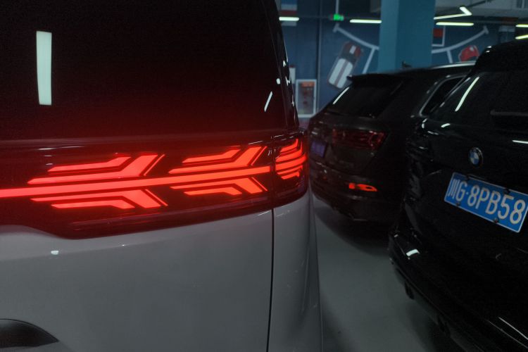 腾势D9 2022款 DM-i 970 四驱旗舰型车身外观9