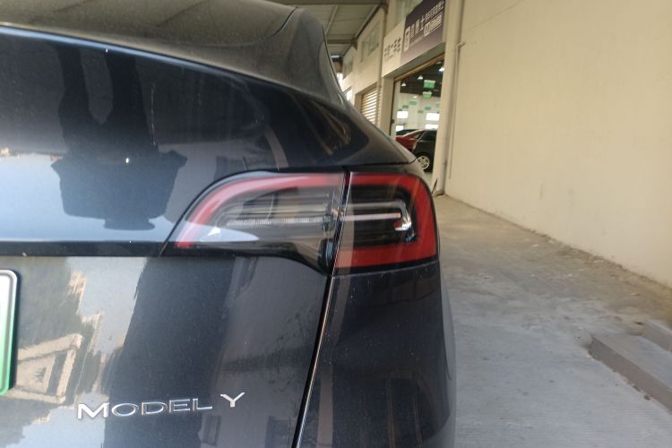 特斯拉 Model Y 2024款 后轮驱动版车身外观9