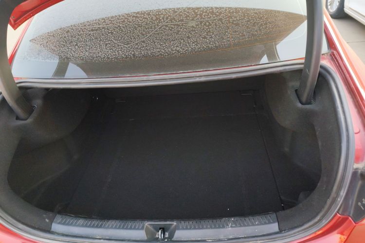 奔驰A级 2019款 改款 A 180 L 运动轿车机舱底盘23