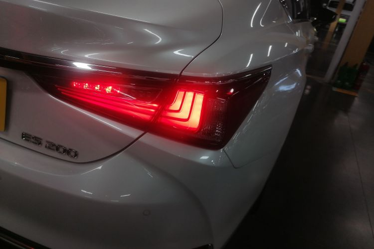 雷克萨斯ES 2022款 200 卓越版车身外观9