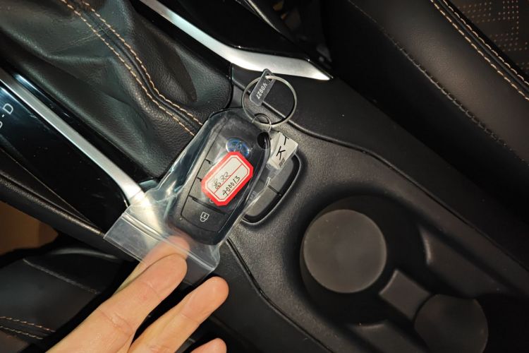 丰田 雷凌 2023款 智能电混双擎 1.8L 运动版中控内饰11