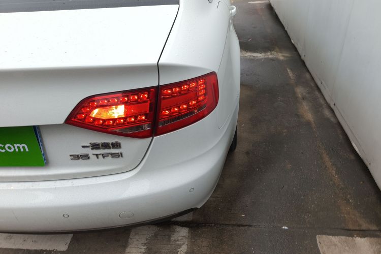 奥迪A4L 2012款 2.0 TFSI 自动标准型车身外观9