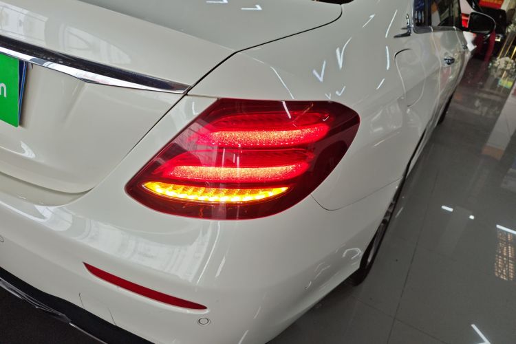 奔驰E级 2020款 E 260 L 运动型车身外观9