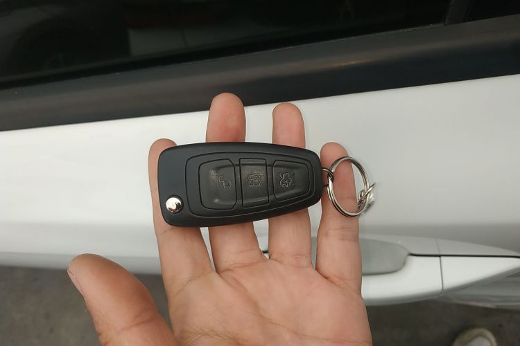 福特 福克斯 2018款 三厢经典 1.6L 自动风尚型智行版中控内饰7001