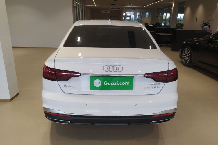 奥迪A4L 2025款 200万辆悦享版 40 TFSI 时尚动感型车身外观6