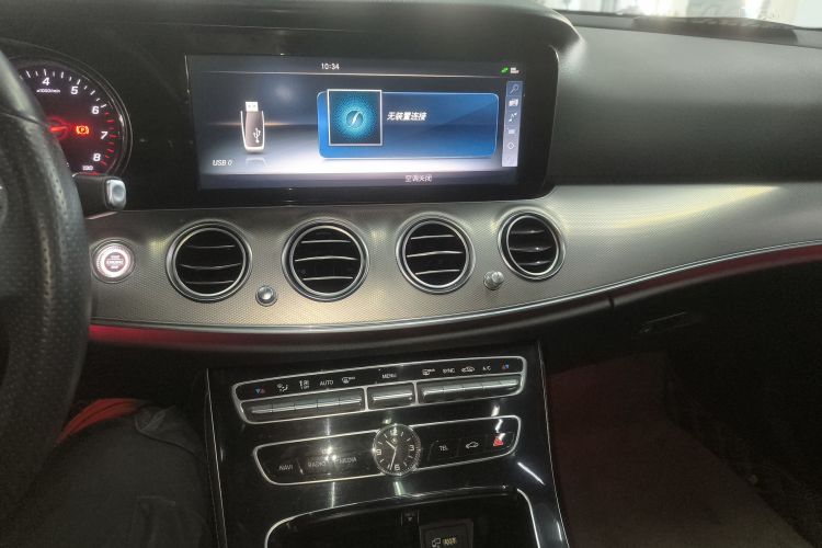 奔驰E级 2017款 改款 E 300 运动型中控内饰16