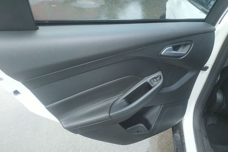 福特 福克斯 2012款 三厢 1.6L 自动风尚型中控内饰49