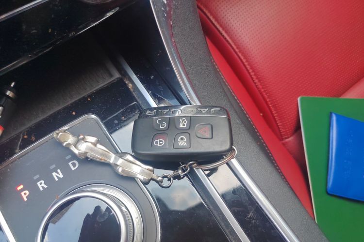 捷豹XE 2015款 2.0T 200PS R-Sport中控内饰7001