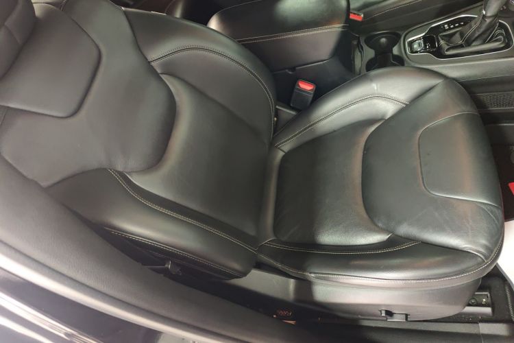 Jeep 自由光 2021款 2.0T 四驱80周年纪念版局部细节41