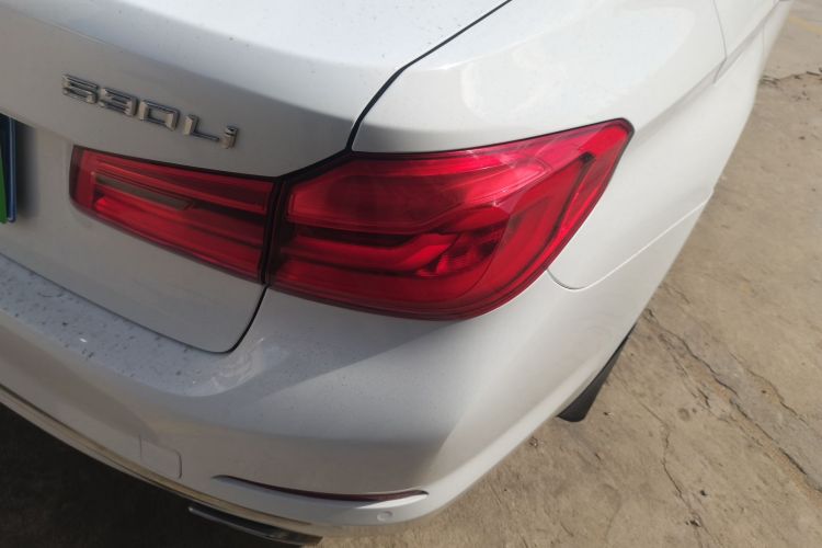 宝马5系 2018款 改款 530Li 领先型 豪华套装车身外观9