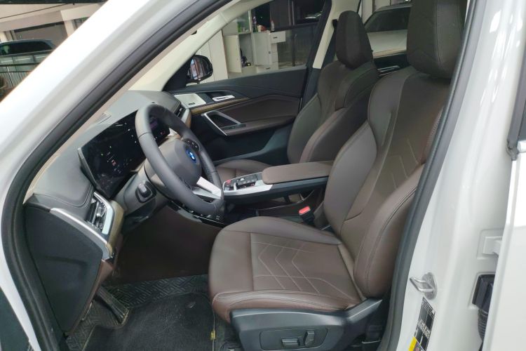 宝马iX1 2023款 xDrive30L X设计套装中控内饰19