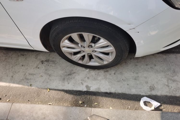 别克 英朗 2021款 改款 典范 1.5L 自动精英型车身外观10