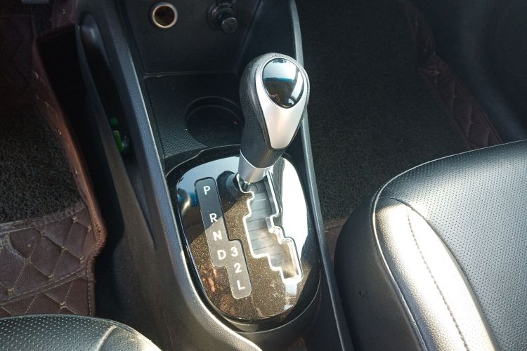 起亚K2 2015款 三厢 1.6L AT Premium中控内饰18