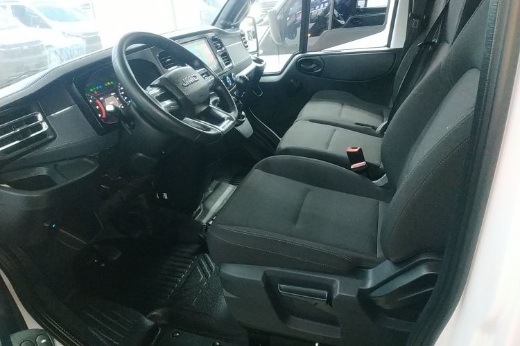 江铃福顺 2023款 2.0T 手动短轴中顶商运型多功能乘用车5座局部细节19