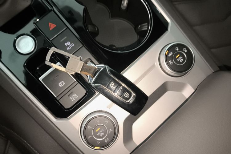 大众 途锐 2022款 3.0TSI 锐享版 曜黑运动套装中控内饰11