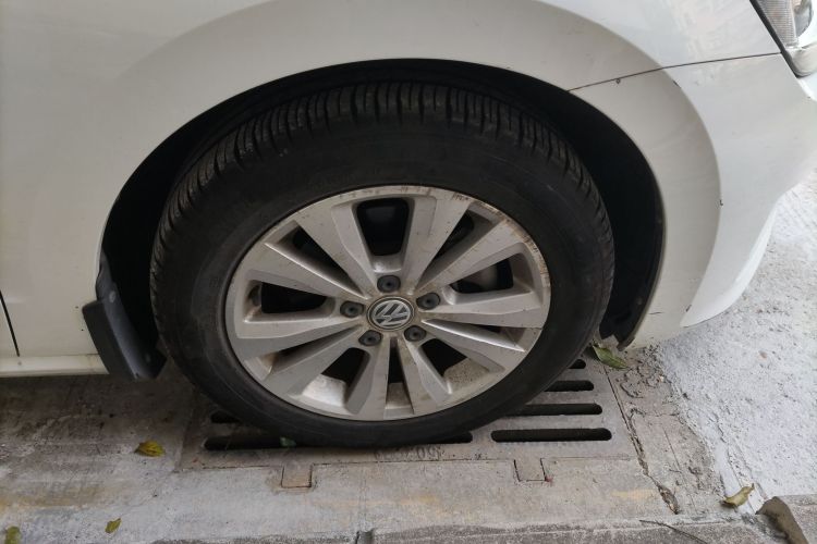 大众 高尔夫·嘉旅 2016款 230TSI 自动进取型车身外观10