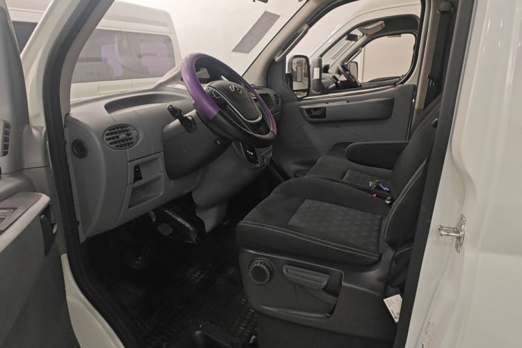 上汽大通MAXUS 新途V80 2023款 2.0T AMT经典傲运通短轴中顶5/6座局部细节19