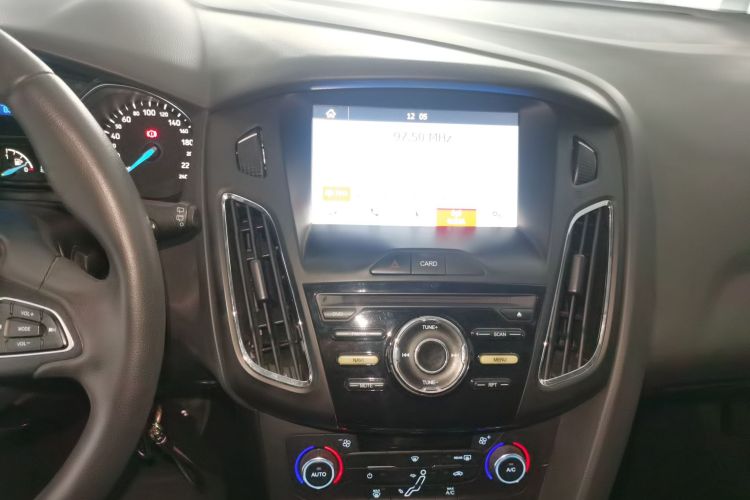 福特 福克斯 2017款 两厢 1.6L 手动风尚型智行版中控内饰16