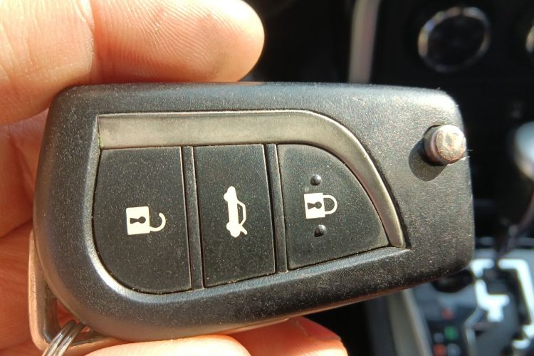 丰田 卡罗拉 2017款 改款 1.2T S-CVT GL-i真皮版中控内饰11