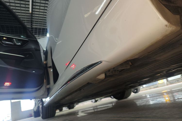 奔驰C级 2023款 C 200 L 运动版局部细节9002