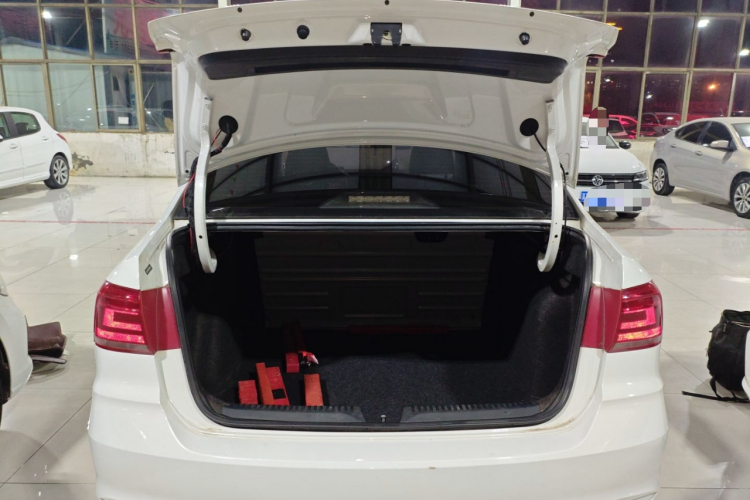 大众 桑塔纳 2016款 1.6L 手动风尚版机舱底盘23