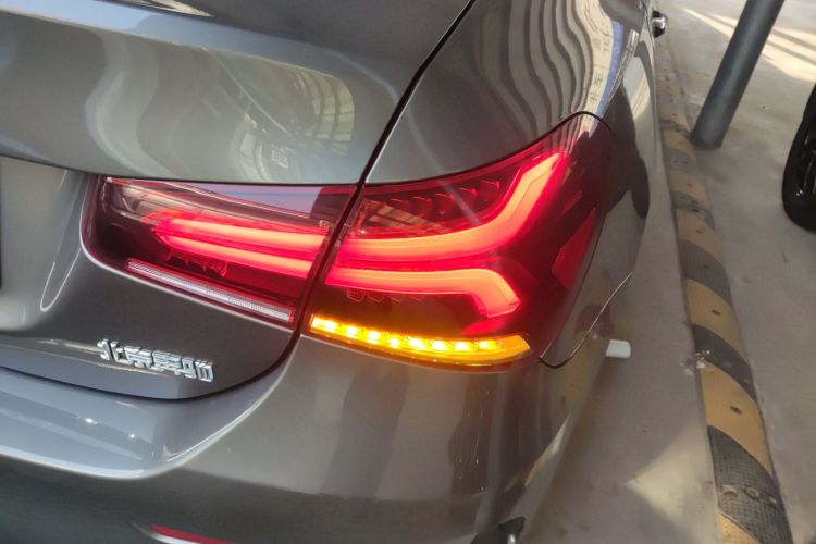 奔驰A级 2020款 改款 A 200 L 运动轿车时尚型车身外观9