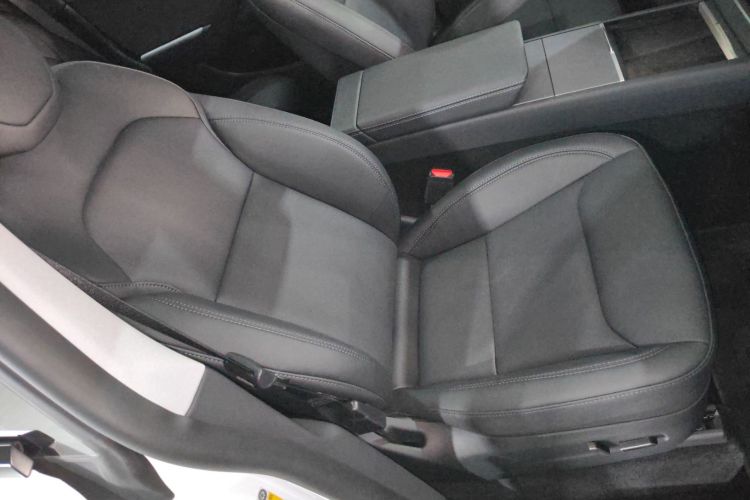 特斯拉 Model Y 2025款 长续航全轮驱动版局部细节41