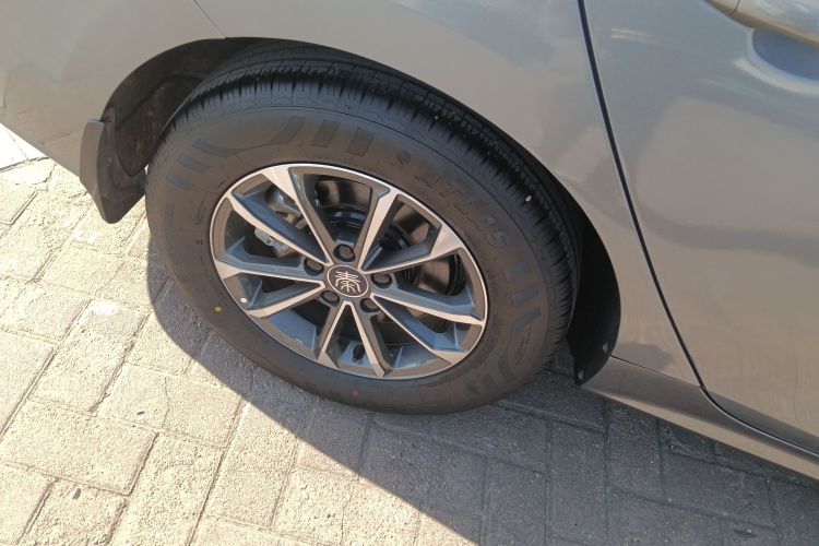 比亚迪 秦PLUS 2024款 荣耀版 DM-i 55KM领先型车身外观6008