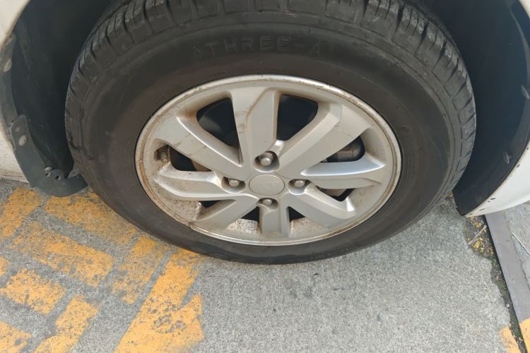 起亚K2 2015款 三厢 1.4L MT GLS车身外观10