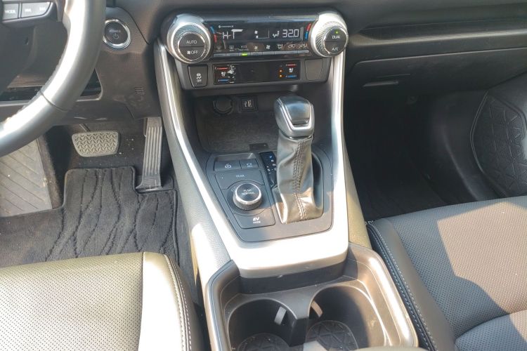 丰田 威兰达 2023款 双擎 2.5L E-CVT四驱尊贵版局部细节18