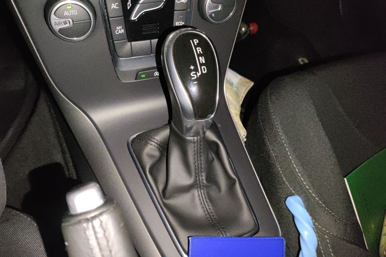 沃尔沃V40 2017款 T3 智逸版中控内饰18