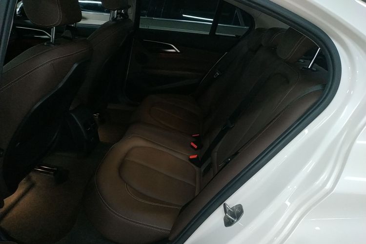 宝马1系 2019款 120i M运动套装中控内饰21