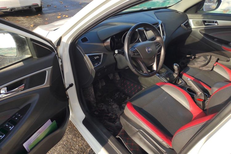 长安 逸动 2016款 XT 1.6L 手动俊酷型中控内饰20