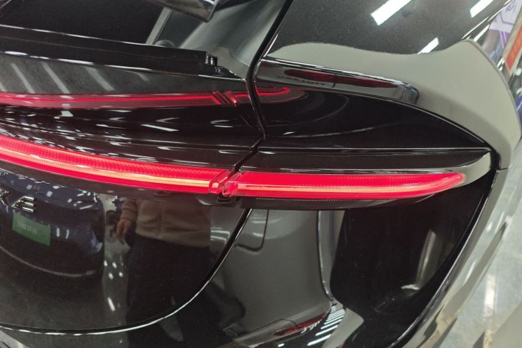 莲花跑车 2023款 ELETRE S+车身外观9