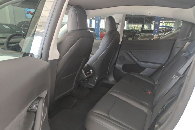 特斯拉 Model Y 2021款 长续航全轮驱动版中控内饰7004