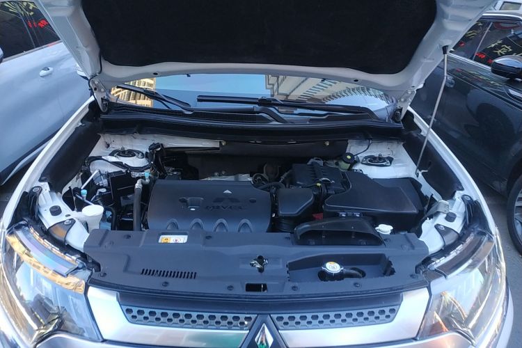 三菱 欧蓝德 2019款 2.4L 四驱致享版 7座 国V机舱底盘24