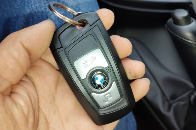 宝马3系 2014款 320i 时尚型中控内饰11