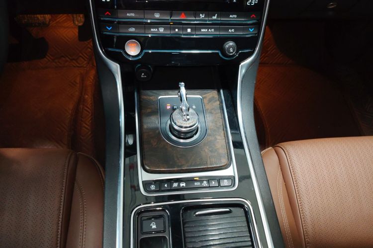 捷豹XFL 2018款 XFL 2.0T 250PS 豪华版中控内饰18