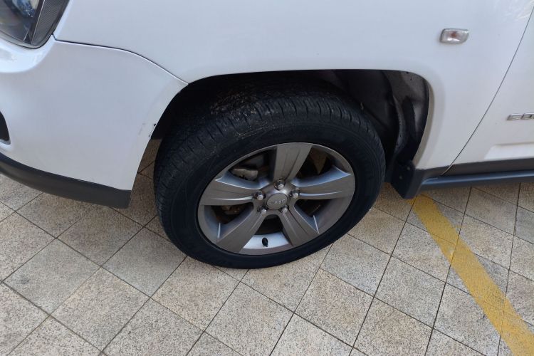 Jeep 指南者(进口) 2014款 改款 2.4L 四驱舒适版车身外观6007