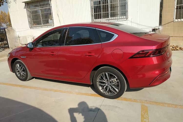 比亚迪 秦PLUS 2023款 冠军版 DM-i 120KM领先型车身外观4