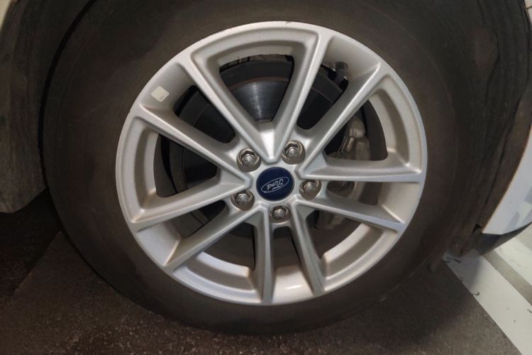 福特 福克斯 2017款 两厢 1.6L 自动风尚型智行版车身外观10