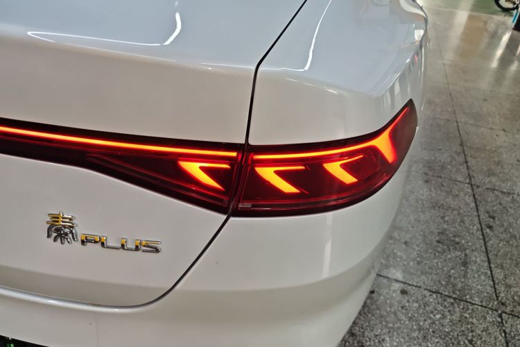 比亚迪 秦PLUS 2024款 荣耀版 DM-i 55KM领先型车身外观9