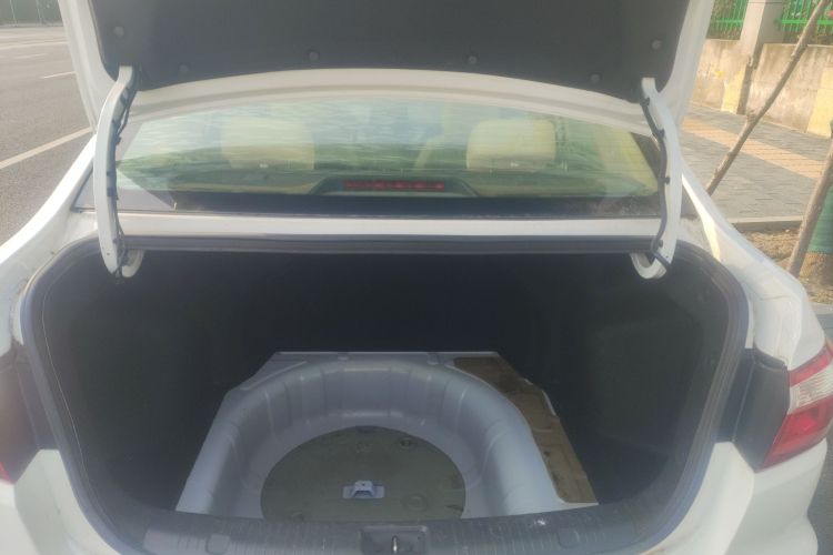 长安 悦翔V7 2015款 1.6L 手动乐享型 国V机舱底盘23