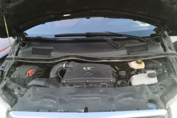 奔驰 威霆 2021款 2.0T 精英版 7座机舱底盘24