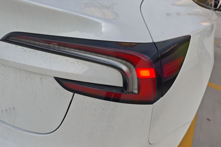 特斯拉 Model 3 2023款 后轮驱动版车身外观9