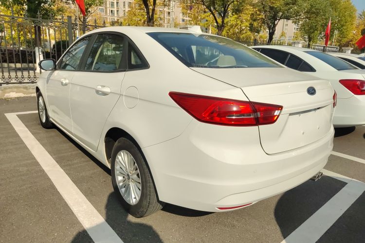 福特 福睿斯 2015款 1.5L 自动舒适型车身外观4