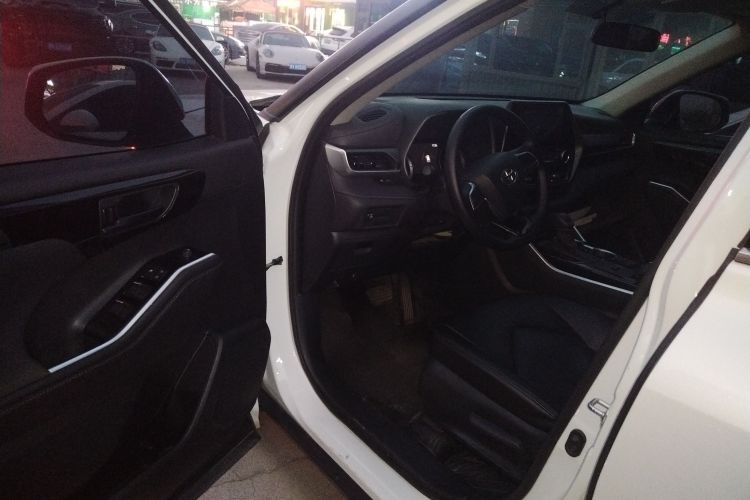 丰田 汉兰达 2023款 2.5L智能电混双擎四驱精英版 7座中控内饰20