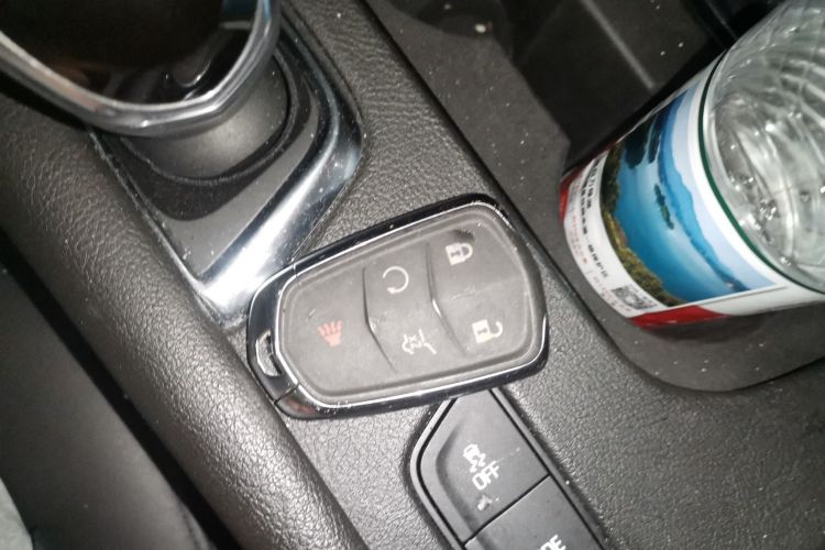 凯迪拉克XT5 2017款 周年庆版 25T 豪华型中控内饰11