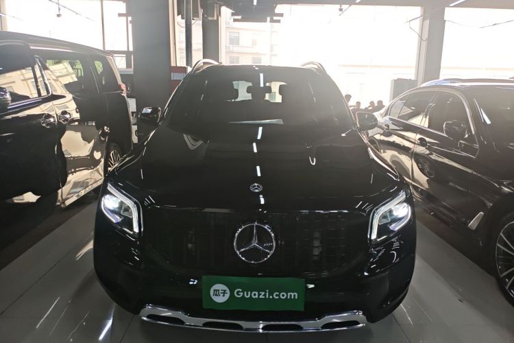 奔驰GLB 2022款 改款二 GLB 200 动感型车身外观2